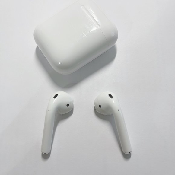 Apple AirPods with Charging Case (2nd Generation) - Picture 3 of 5